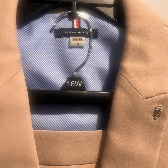 Tommy Hilfiger Tan Blazer w/skirt suit (2-pieces) - Picture 3 of 5